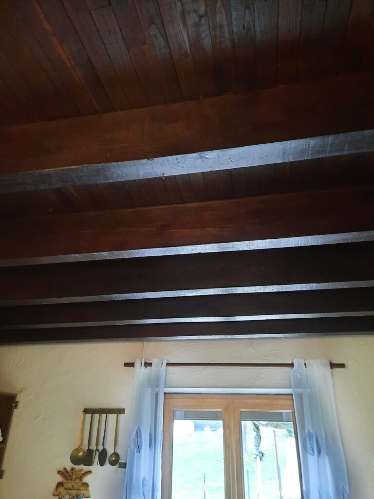Plafond châtaignier et chêne sombre.
